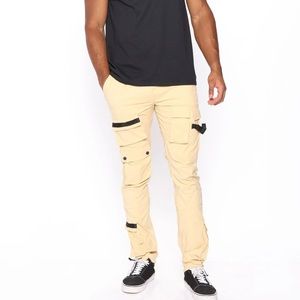 NWT, Fashion Nova, men’s jogger fit cargo pants. Khaki